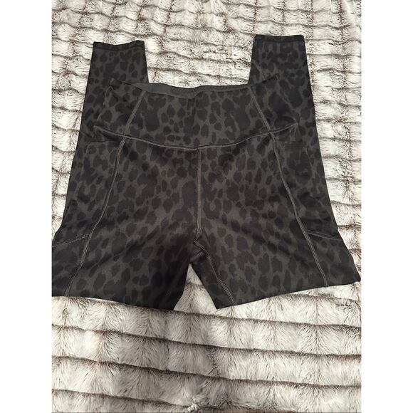 NWOT Women’s Victoria's Secret Leopard Print Leggings with side pockets and hidd - Picture 3 of 8